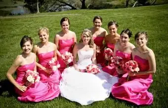 Panna młoda z druhną w odważnych sukienkach w kolorze fuksji