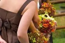 Was zu einer Herbsthochzeit anziehen