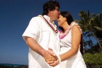 Idées de robe de mariée hawaïenne du traditionnel au moderne