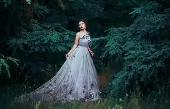 כתף אחת עם טול מלא ופרחים