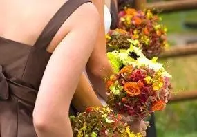 茶色の花嫁介添人ドレス