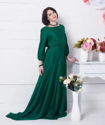 집에서 꽃으로 서있는 여자