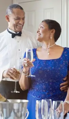 샴페인을 마시는 커플