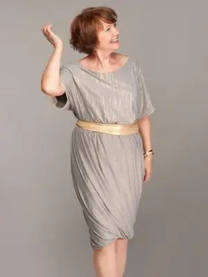 회색 드레스에서 유행 성숙한여 인