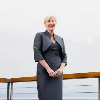 긴 드레스를 입고 행복 한 여자