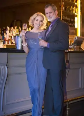 샴페인을 마시는 옷을 입고 몇