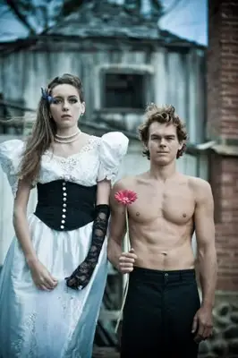 Vestido gótico preto e branco com mangas bufantes