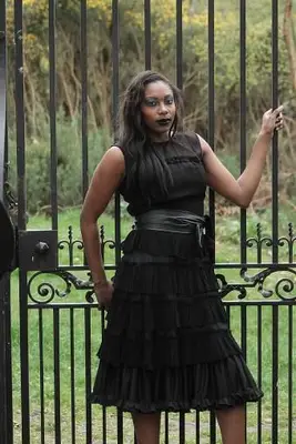 Vestido de comprimento médio com cinto de couro preto