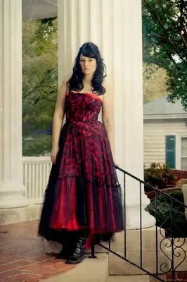 Vestido gótico vermelho com sobreposição preta