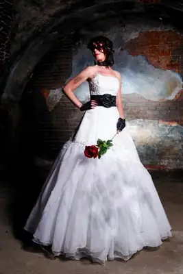Vestido de noiva de corpo inteiro com toques punk