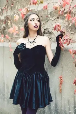 Vestido gótico de veludo curto e sem alças