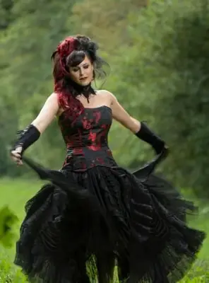 Vestido gótico vermelho e preto