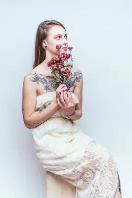 Vestido justo off-white em noiva gótica