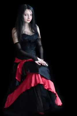 Vestido preto estilo espartilho com detalhes em vermelho