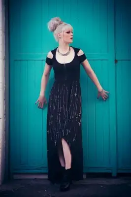 Vestido com recortes e bainha assimétrica