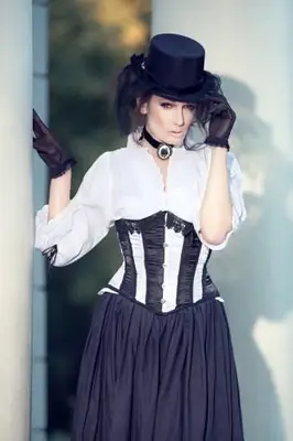 Mulher com vestido de noiva steampunk