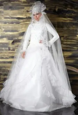 Muslimisches Hochzeitskleid mit Kopfbedeckung