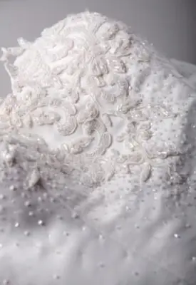 Une robe de mariée avec des perles cousues main