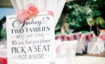 Cartello informativo alla cerimonia di nozze