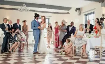 Les mariés dansent à la réception