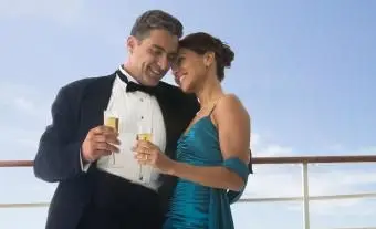 Couple en tenue de soirée à bord du navire