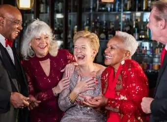 Les personnes âgées en tenue de soirée au bar