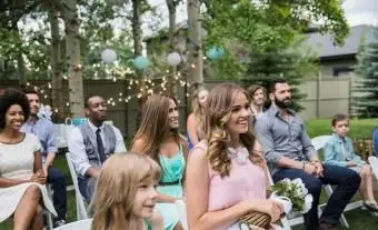 Invités assis au mariage informel