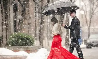 Femme en robe rouge crossing street