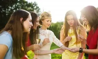 Quelles couleurs sont bonnes à porter pour les mariages ?