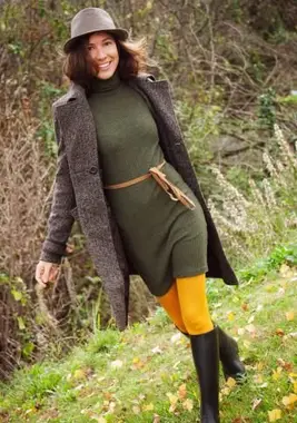 Mujer vistiendo un abrigo y un vestido de punto cálido