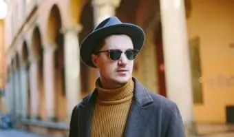 hombre con sombrero y cuello alto