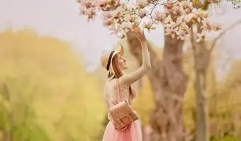 Mujer con un vestido en un jardín de primavera