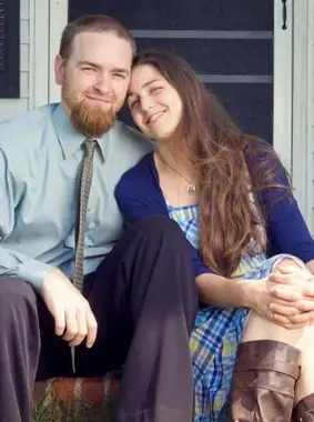 Pareja vestida para una boda en el granero