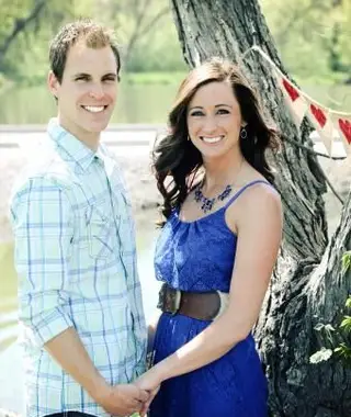 Pareja en una boda campestre de verano