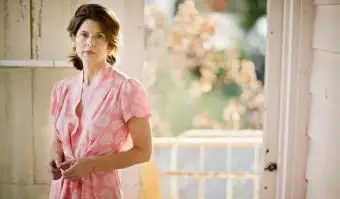 Mujer con un vestido de verano floral rosa