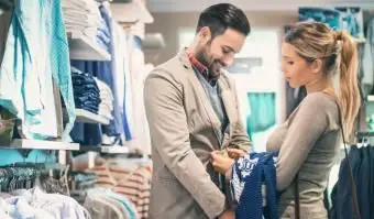 Pareja comprando ropa