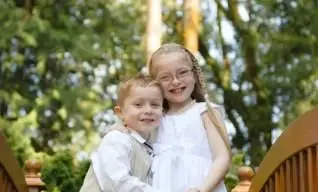 Garçon en costume de printemps et fille en robe de printemps