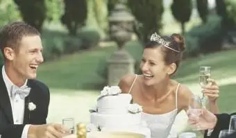 noiva e noivo em uma recepção de casamento