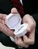 Melhor homem segurando a caixa de alianças