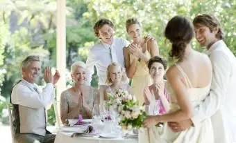 מה אסור לאורח ללבוש לחתונה?