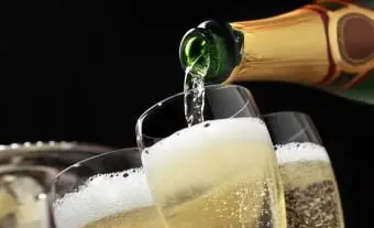 Verter champán en copas estriadas