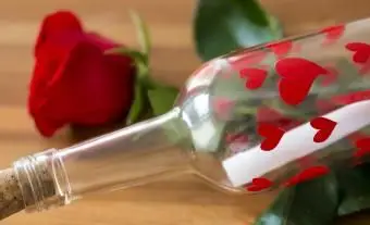 Mensaje de bricolaje en una botella de favores de la boda