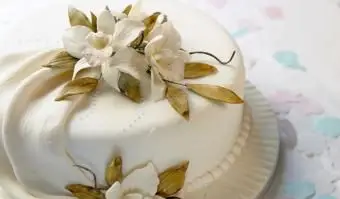 Orquídeas em bolo de casamento