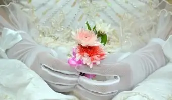 שלושה פרחים צבעוניים