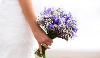 כלה מחזיקה זר פרחים