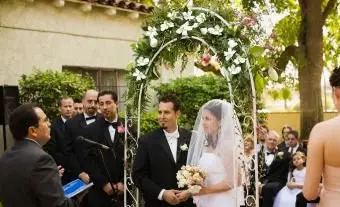 Svadobný oblúk s magnóliami a zeleňou