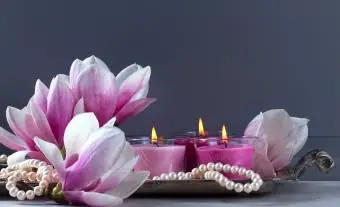 sviečka, magnólia, perlové ozdoby