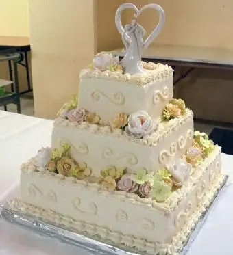 Svadobná torta zdobená magnóliami