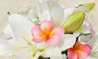 bouquet de mariée de lys et frangipanier rose