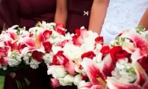Flores que combinam com vestidos vermelhos de dama de honra